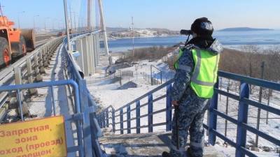 Для охраны моста на остров Русский введен режим повышенной готовности
