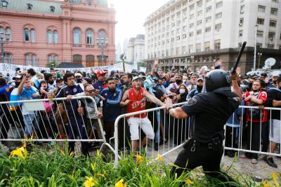 Во время прощания с Марадоной в Буэнос-Айресе произошли столкновения: церемонию прервали