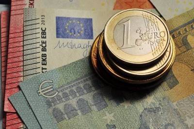 Евро торгуется у двухлетнего максимума к доллару