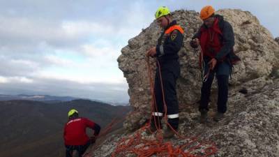 Спасатели-альпинисты сняли туриста с отвесной скалы в Судаке