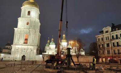 В Киеве начали установку главной новогодней елки страны: первые фото