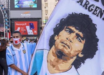 Фанаты хотели прорваться на кладбище: Марадону похоронили в Буэнос-Айресе рядом с родителями