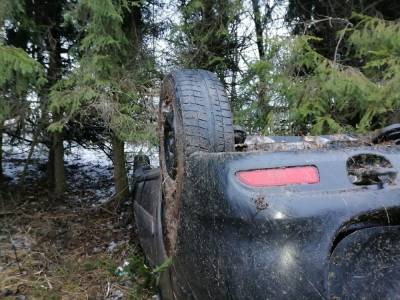 В Тверской области водитель получил травмы в перевернувшейся Ладе
