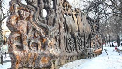 В Алматы восстанавливают декоративное панно "Верблюды" 1982 года