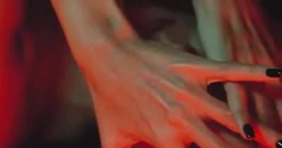 Сексапильная Настя Каменских в нижнем белье и поясе показала фигуру в обольстительном видео