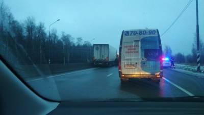 Водитель снегопогрузчика погиб в ДТП с грузовиком на трассе М10 под Тверью