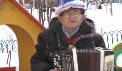 Дедушка-баянист, играющий на улице в Уфе, собрал для детей из приюта 175 тысяч рублей