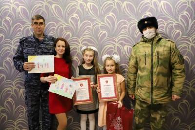 Рязанские росгвардейцы наградили победителей конкурса детского рисунка, посвященного Дню матери