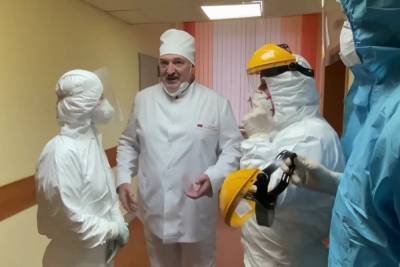 Александр Лукашенко посетил красную зону больницы для зараженных коронавирусом