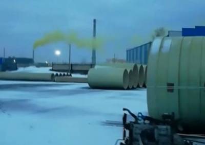 Видео: из трубы рязанского предприятия идет желтый дым