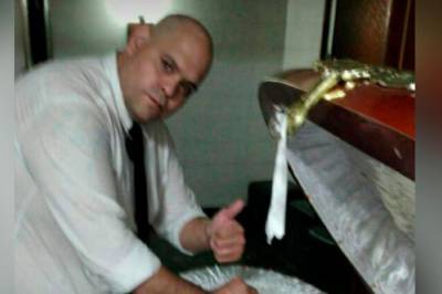 Прощание с Марадоной: Работник похоронного бюро сделал фото с мертвым футболистом