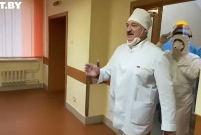 Лукашенко впервые надел медицинскую маску на публике. Но неправильно
