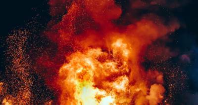 Пламя из окон и столб черного дыма: в Риге загорелось промышленное здание