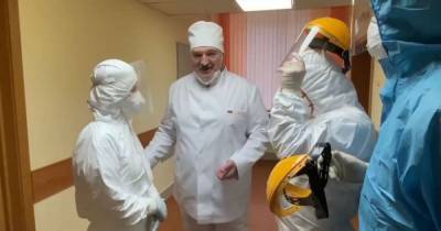 В медицинском костюме, но с маской на подбородке: Лукашенко приехал в коронавирусную больницу и пренебрег безопасностью