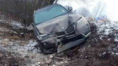 8-летняя девочка пострадала при опрокидывании BMW в Новгородской области
