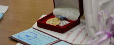 Жительниц Иркутска наградили почетным знаком «Материнская слава»