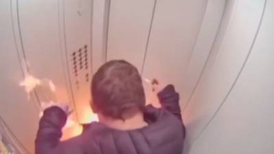 Неосмотрительный житель Оренбурга вспыхнул в лифте жилого дома. Видео