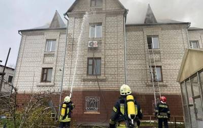В Киеве горит трехэтажный дом, есть угроза распространения огня