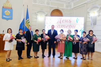 Многодетным матерям Астраханской области вручили знаки отличия