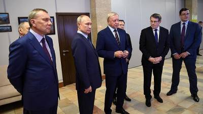 В Кремле объяснили появление Путина в Сарове без маски