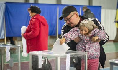 За Зеленского на внеочередных выборах готовы проголосовать почти 40% украинцев