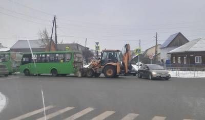 Рейсовый автобус и трактор столкнулись на Щербакова в Тюмени