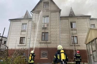 В Киеве загорелся частный дом: вероятен переход пожара на другие здания (фото)