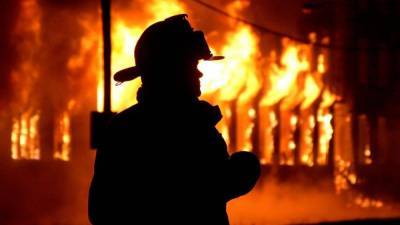В Киеве горит частная усадьба, огонь может перекинуться на соседние здания: фото