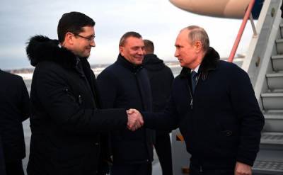 Песков объяснил, почему не привитый от коронавируса 68-летний Путин посещал Саров без маски