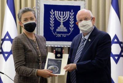 Г. Науседа подарил президенту Израиля юбилейную монету с изображением Виленского гаона