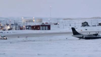 Самолет оказался на "брюхе" после неудачной посадки в канадском аэропорту