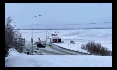 На Ямале ледовую переправу через Обь опробовали первые автомобили