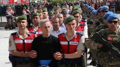 Более 300 летчиков, офицеров и штатских приговорены в Турции к пожизненному