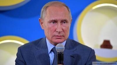 Песков объяснил отсутствие масок у участников встречи с Путиным в Сарове