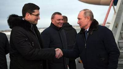 Песков объяснил отсутствие маски у Путина во время поездки в Саров