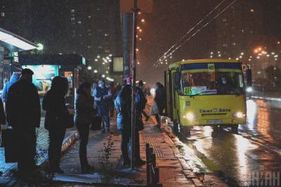 Зажало дверью: В Киеве водитель автобуса сломал пассажиру ногу