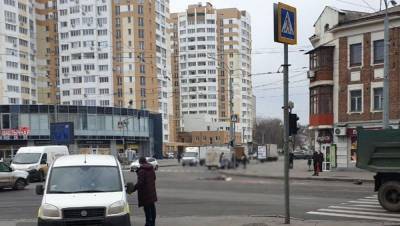 В Харькове автовоз раздавил женщину на пешеходном переходе и тянул несколько метров: видео 18+
