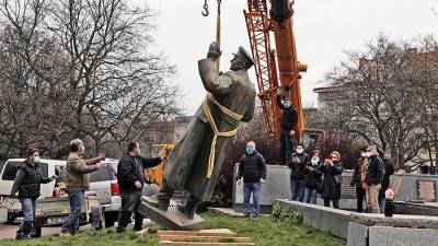 Захарова заявила об учете демонтажа памятника Коневу в отношениях с Чехией