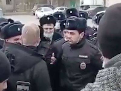 В Кизляре полицейские вышли на сход в поддержку начальника отдела, арестованного по делу о терактах в метро Москвы
