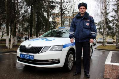 В Тверской области автоинспектор помог попавшей в беду на дороге женщине с детьми