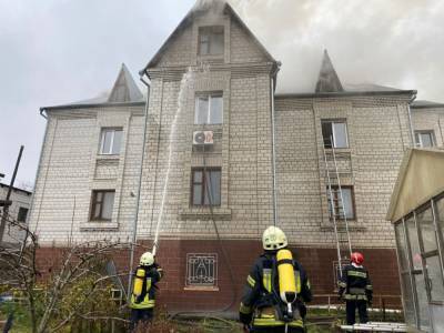 В Киеве горел и чуть не взорвался трехэтажный дом