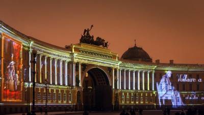 Световое шоу ко Дню Эрмитажа покажут на Дворцовой площади