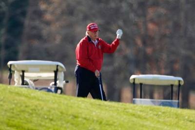 Трамп обругал лунку для гольфа, в которую не смог попасть