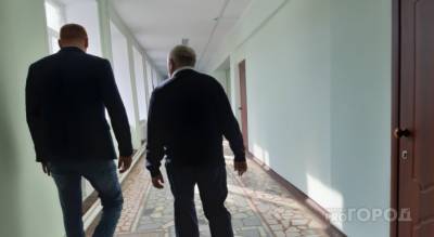 Директор чувашской школы устроил на работу трех фальшивых работников