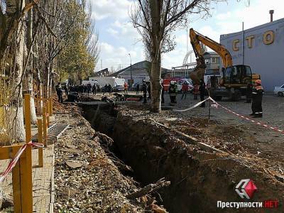 В Николаеве рабочих засыпало землей в шестиметровой траншее