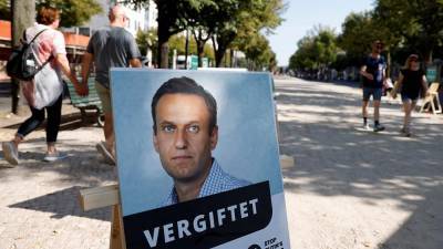 Навальный призывает ЕС бить санкциями по олигархам