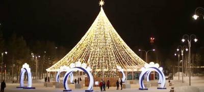 Новогоднюю ёлку с шатром начали устанавливать в Петрозаводске (ФОТО)