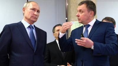 Путин не ведет «массовое бесконтрольное общение»: в Кремле объяснили, почему президент не носит маску и перчатки