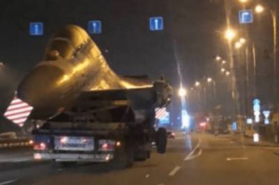 Киевлян озадачил самолет, который ночью везли по дороге в сопровождении полиции (фото)