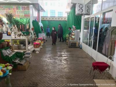 Владельцы закрытых магазинов продают свои товары, обходя квартиры Ашхабада
